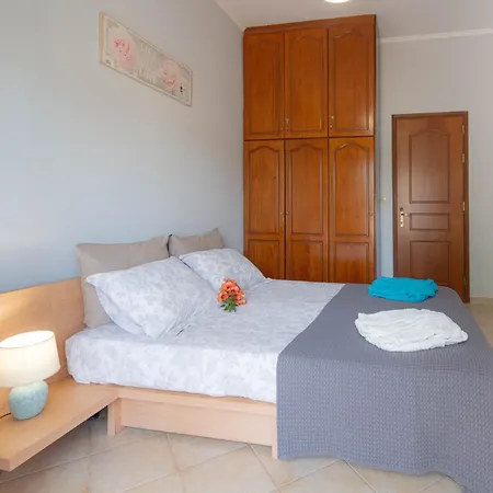 Xenia's In Alepou Apartamento